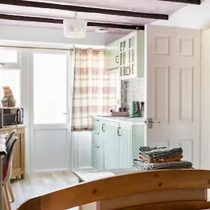 Bedroom With Kitchenette, Private Bathroom And Parking Cardiff